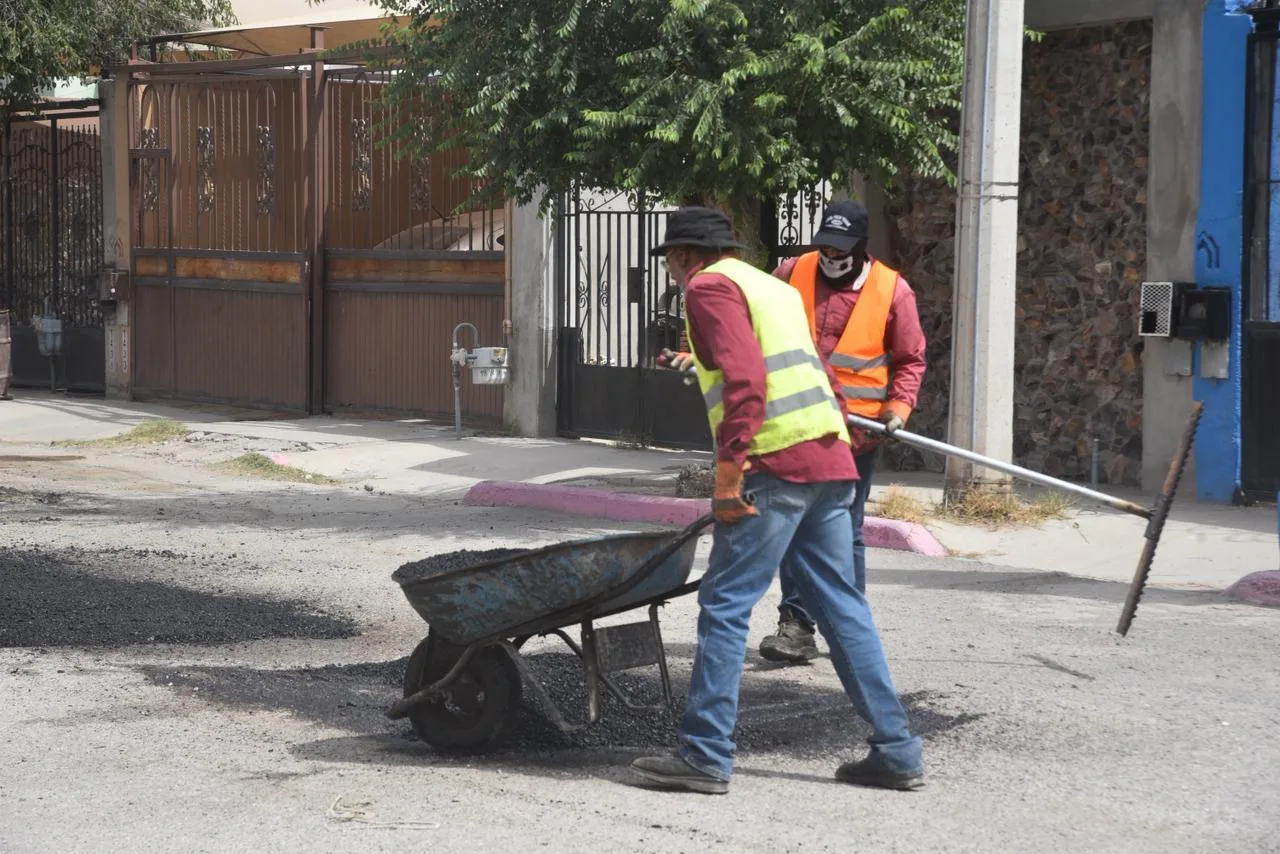 Obras Públicas realiza limpieza y bacheo en colonia Parajes del Valle en Juárez - imagen 9