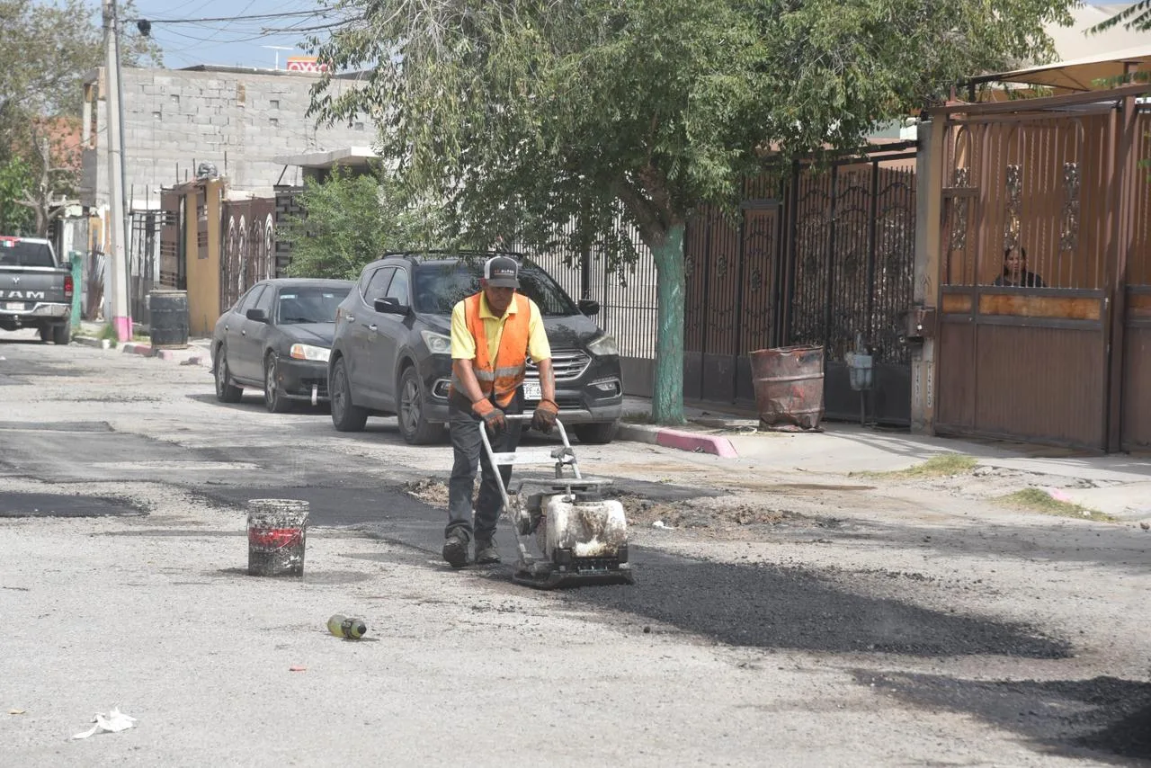 Obras Públicas realiza limpieza y bacheo en colonia Parajes del Valle en Juárez - imagen 11