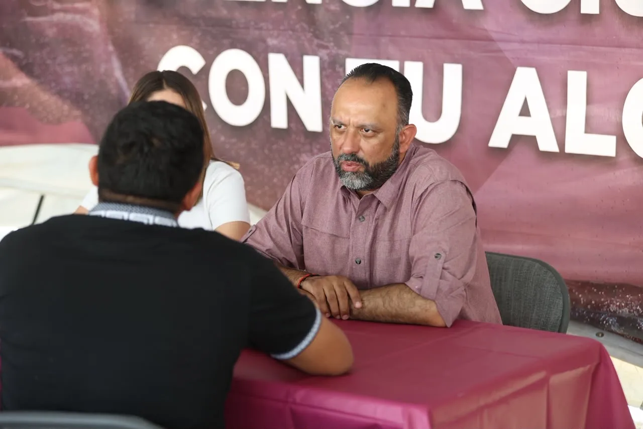 Alcalde de Ciudad Juárez atiende solicitudes ciudadanas en audiencia durante Cruzada por Juárez - imagen 2