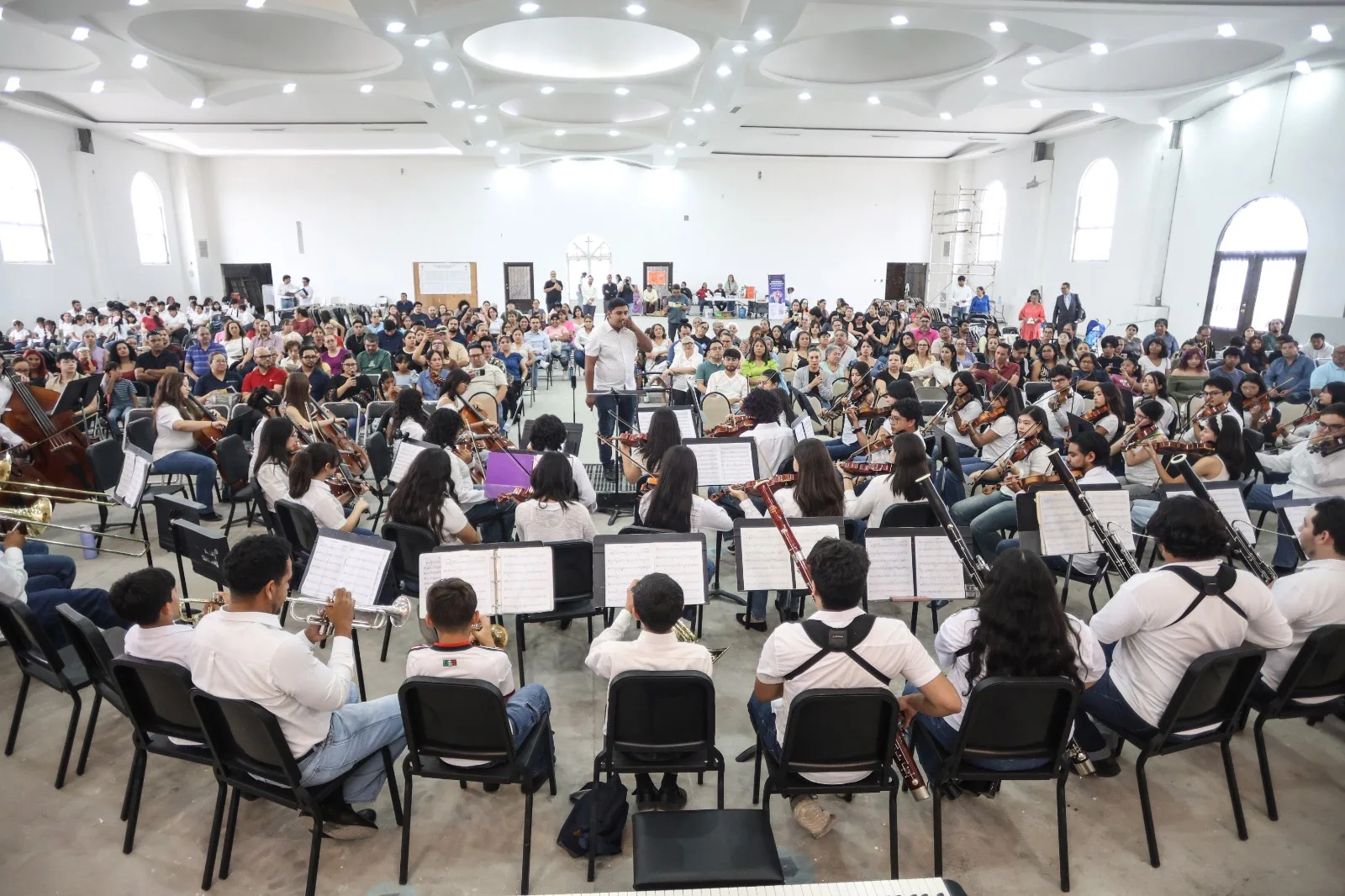 Concierto comunitario de la Orquesta Sinfónica Esperanza Azteca UACJ en Juárez reúne a familias en la Parroquia María Reina del Universo - imagen 2