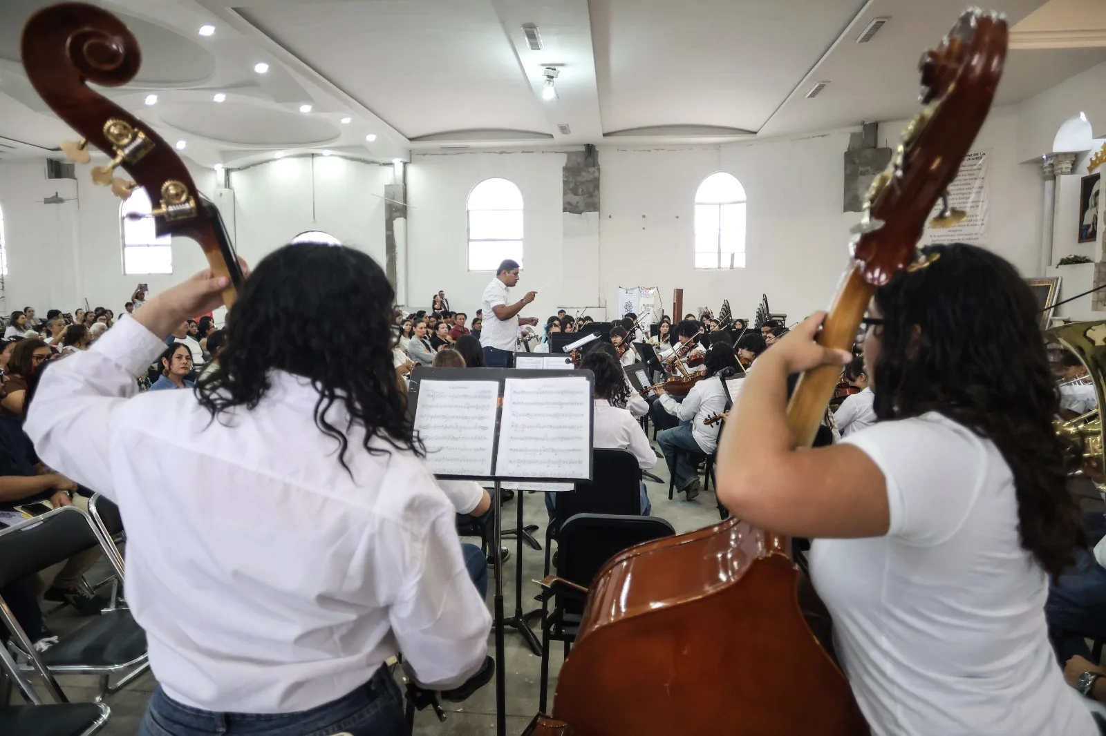 Concierto comunitario de la Orquesta Sinfónica Esperanza Azteca UACJ en Juárez reúne a familias en la Parroquia María Reina del Universo - imagen 3