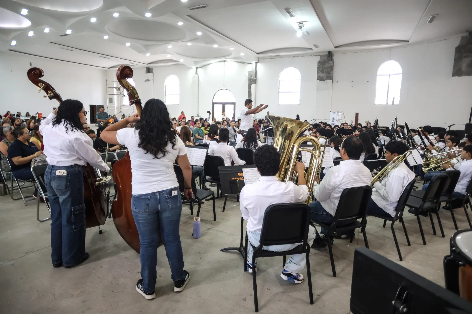 Concierto comunitario de la Orquesta Sinfónica Esperanza Azteca UACJ en Juárez reúne a familias en la Parroquia María Reina del Universo - imagen 5