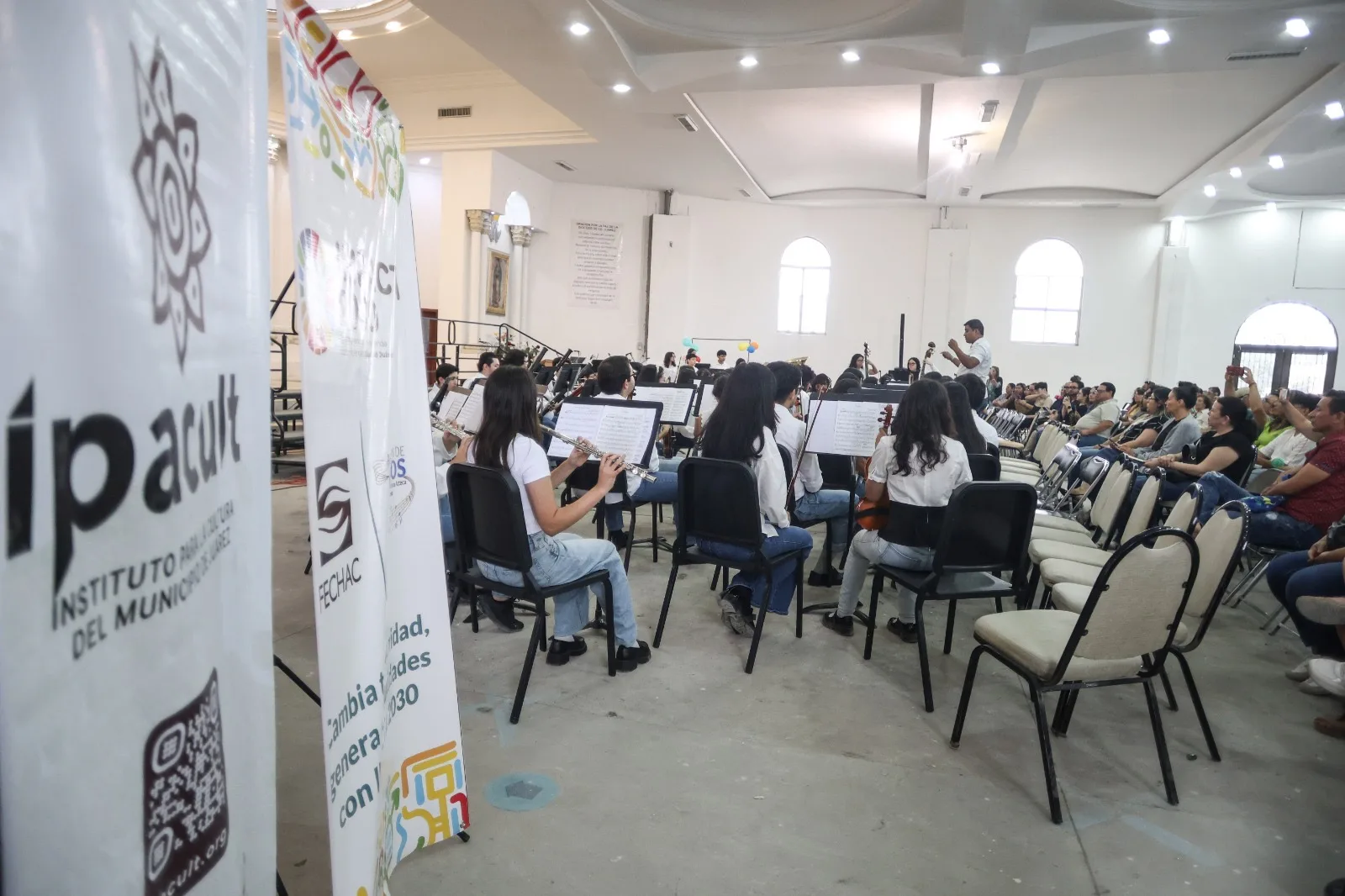 Concierto comunitario de la Orquesta Sinfónica Esperanza Azteca UACJ en Juárez reúne a familias en la Parroquia María Reina del Universo - imagen 7