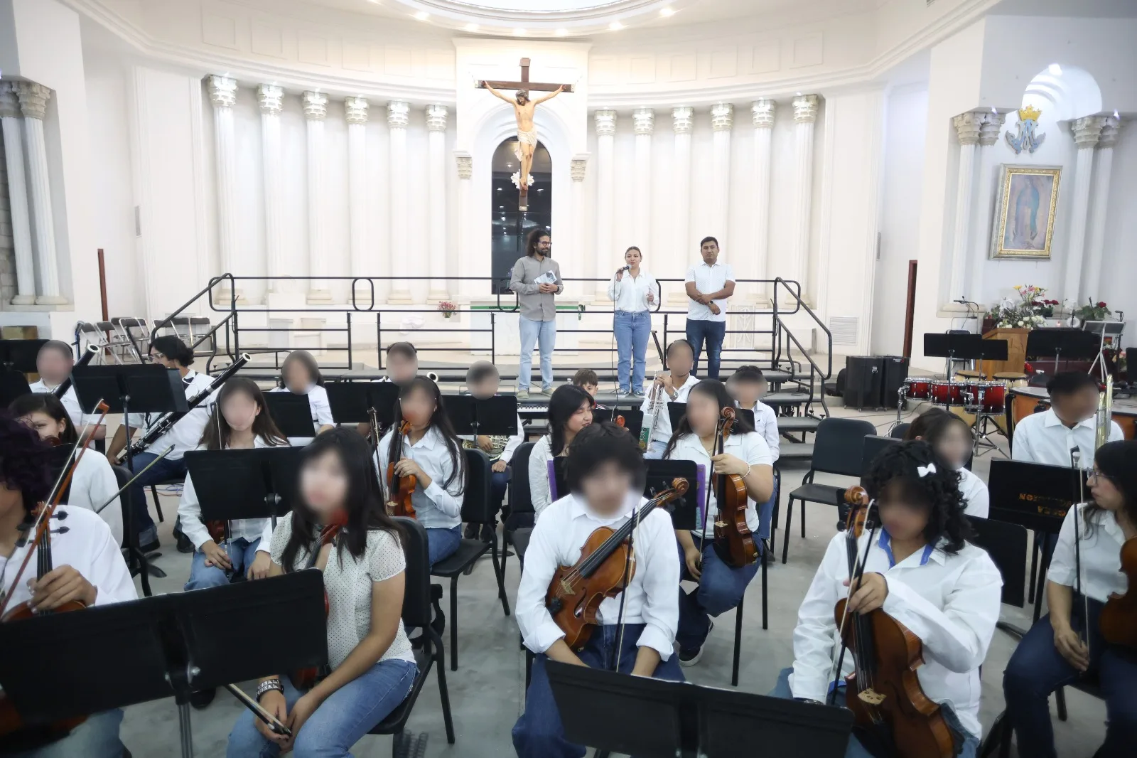 Concierto comunitario de la Orquesta Sinfónica Esperanza Azteca UACJ en Juárez reúne a familias en la Parroquia María Reina del Universo - imagen 6