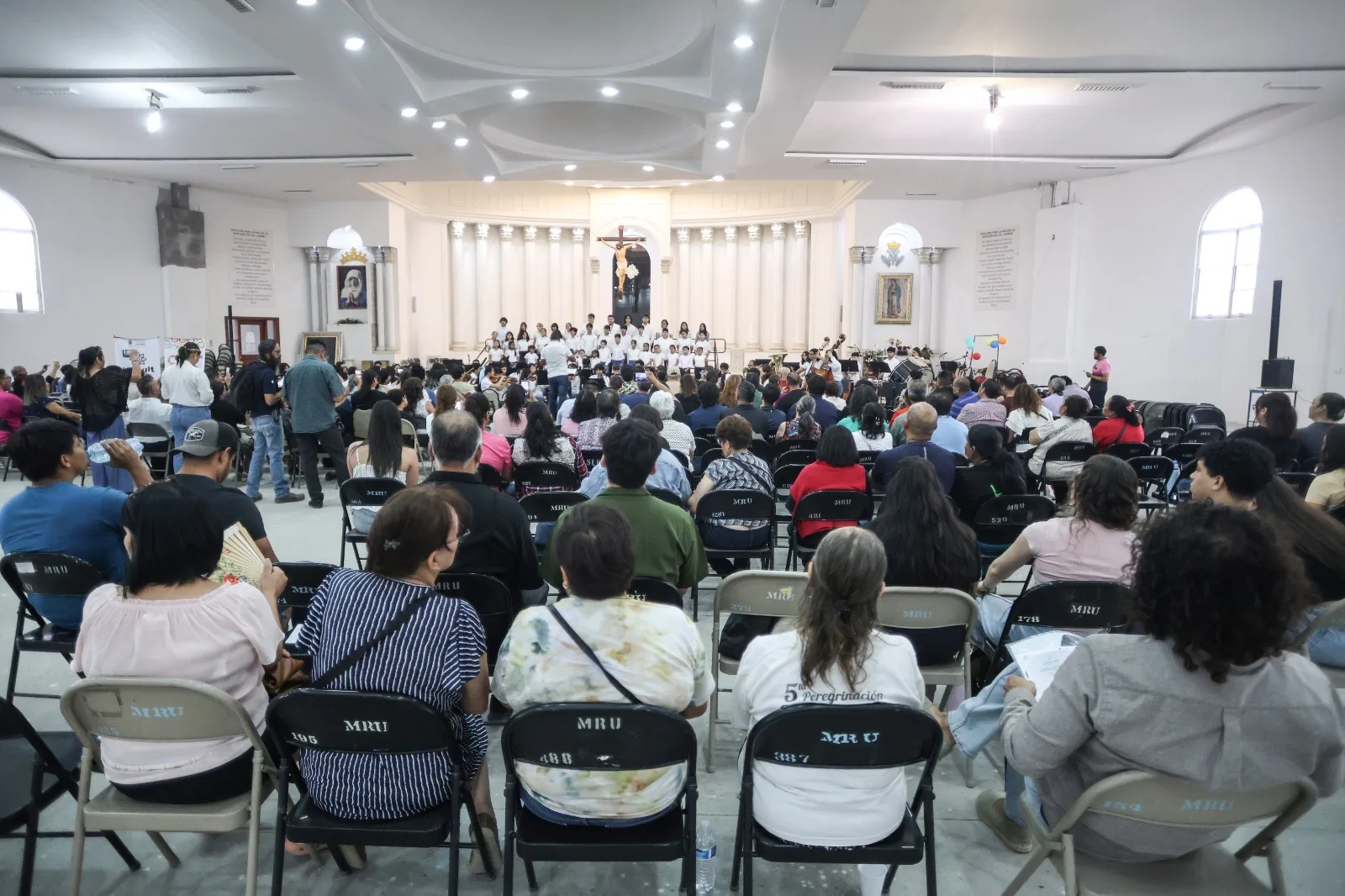 Concierto comunitario de la Orquesta Sinfónica Esperanza Azteca UACJ en Juárez reúne a familias en la Parroquia María Reina del Universo - imagen 8