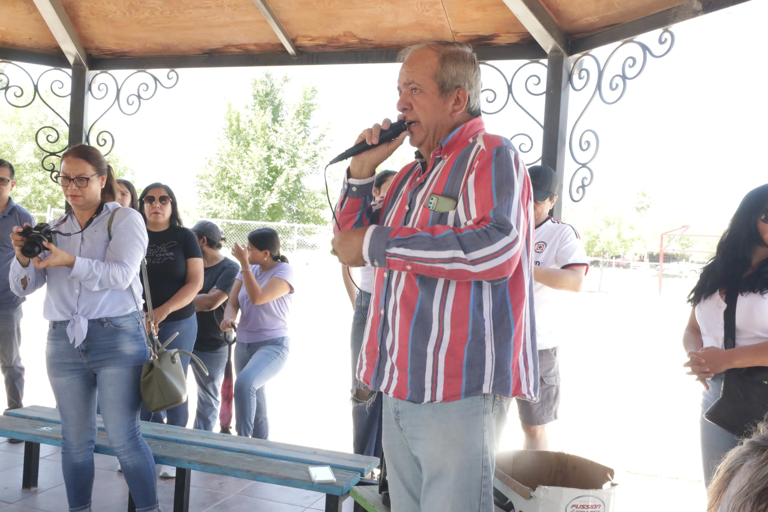 Juárez entrega tambos de reciclaje y dona 50 árboles en Colonial del Valle para impulsar cuidado ambiental - imagen 4