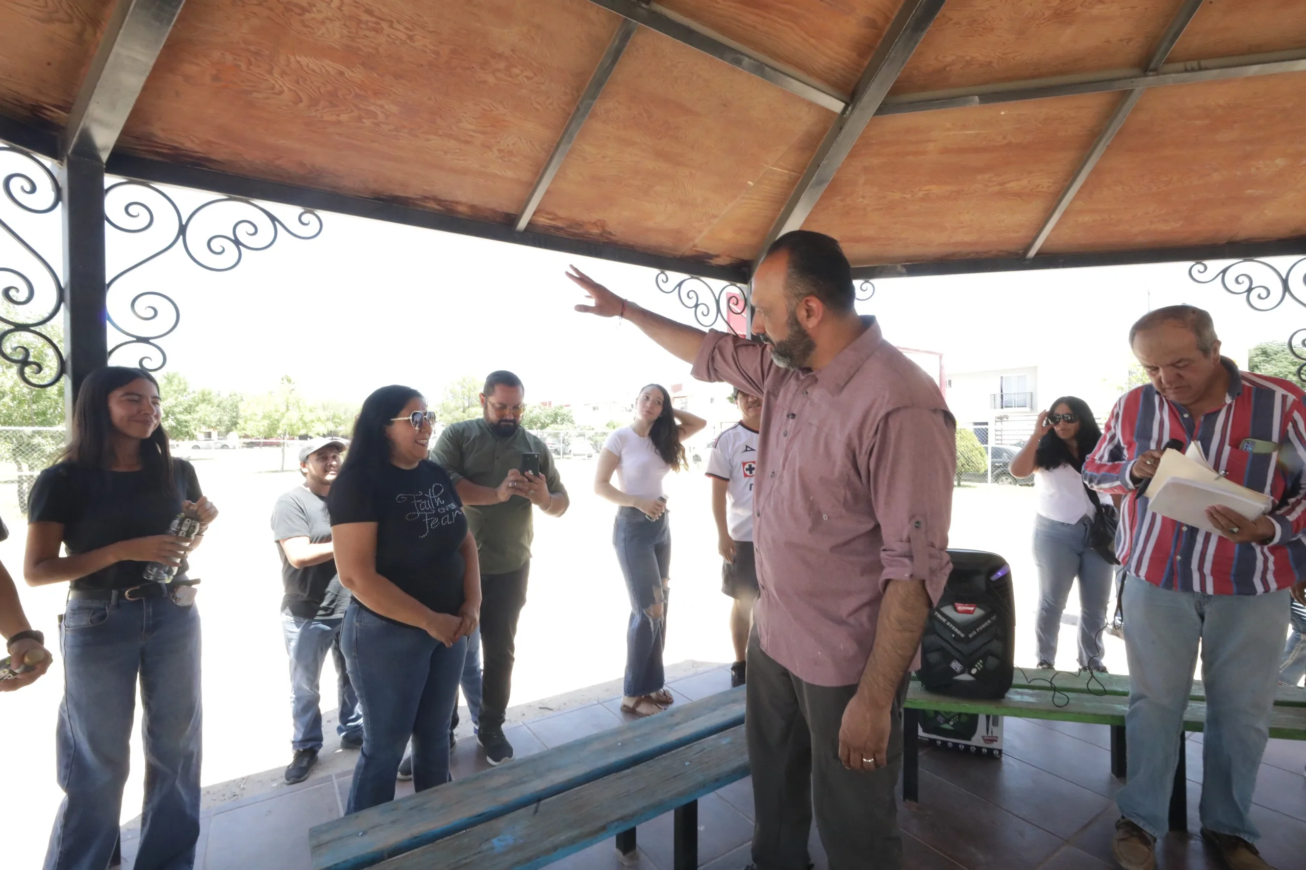 Juárez entrega tambos de reciclaje y dona 50 árboles en Colonial del Valle para impulsar cuidado ambiental - imagen 6