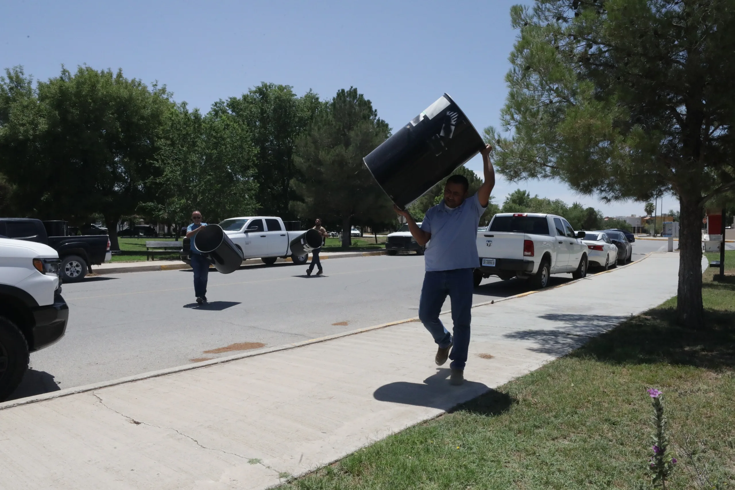 Juárez entrega tambos de reciclaje y dona 50 árboles en Colonial del Valle para impulsar cuidado ambiental - imagen 7