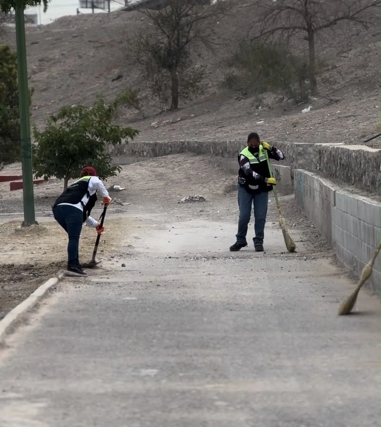 Obras Públicas interviene colonia Parajes del Valle con programa Juárez Amanece Limpio - imagen 1