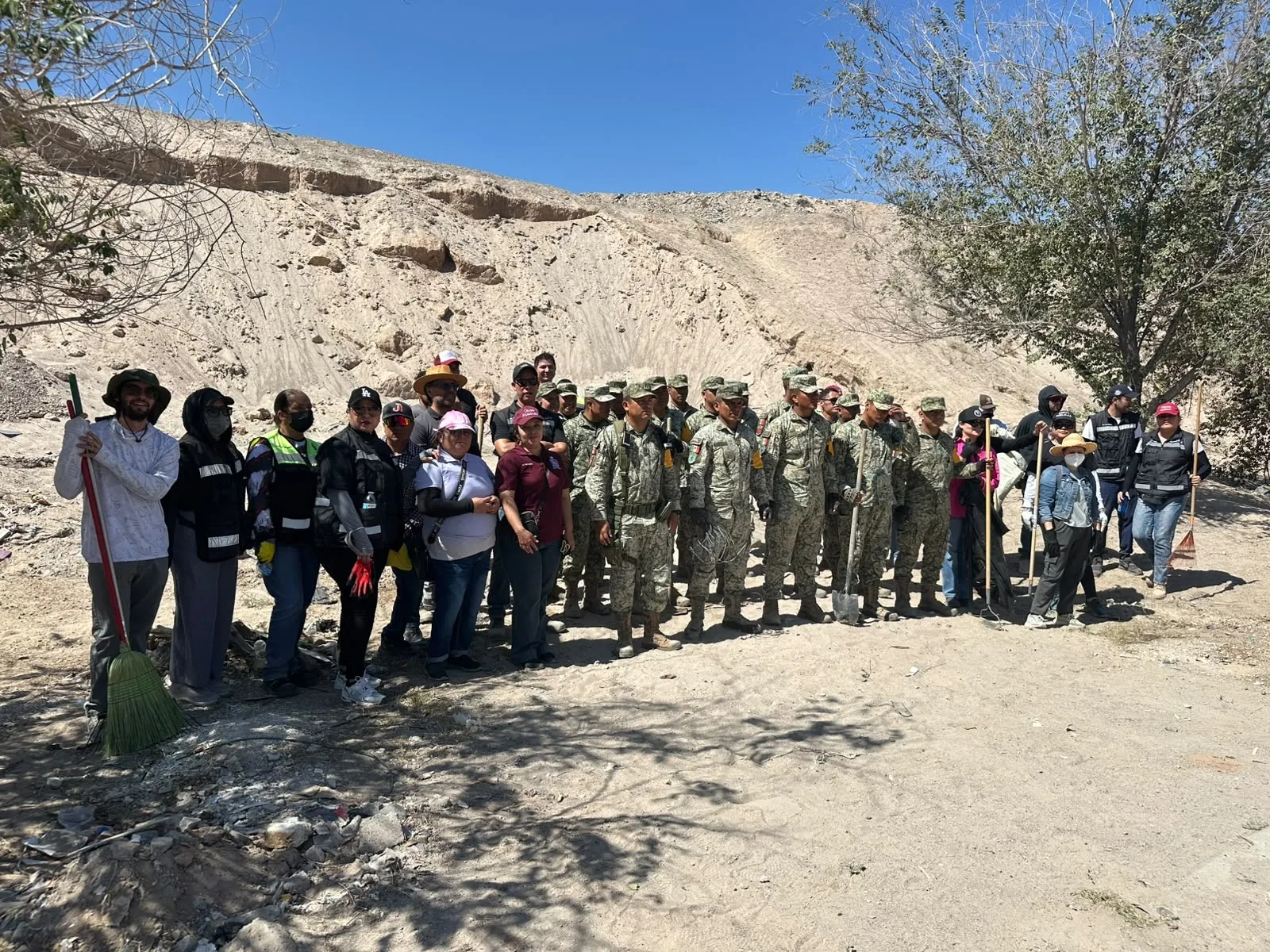 Obras Públicas interviene colonia Parajes del Valle con programa Juárez Amanece Limpio - imagen 9
