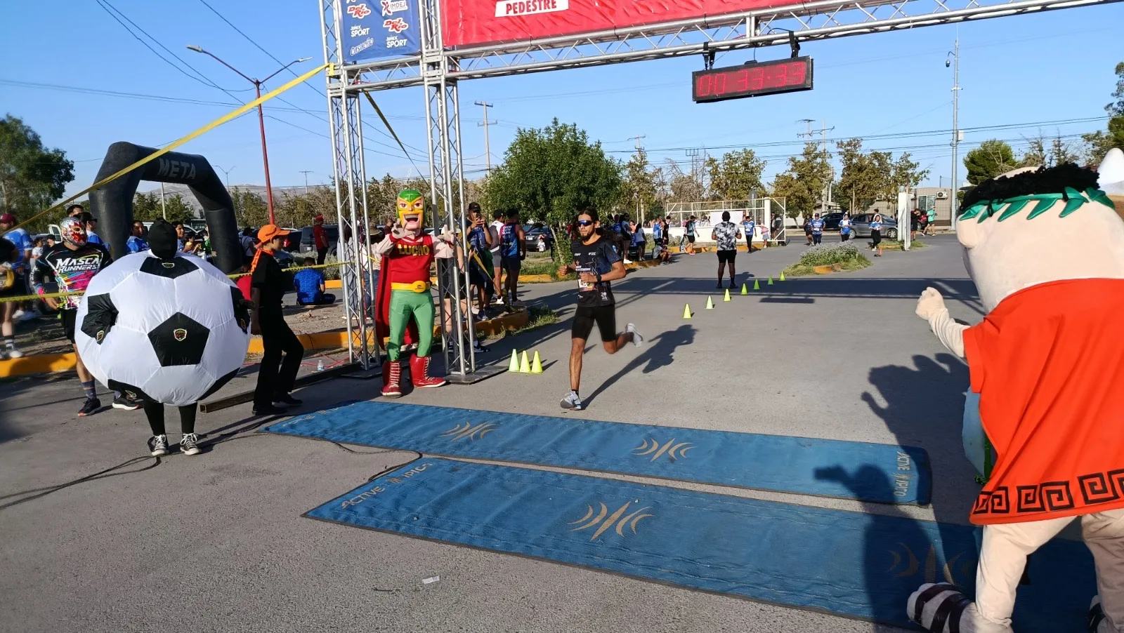 Más de 3,500 corredores participan en la cuarta etapa del Circuito Atlético Pedestre en Ciudad Juárez - imagen 3