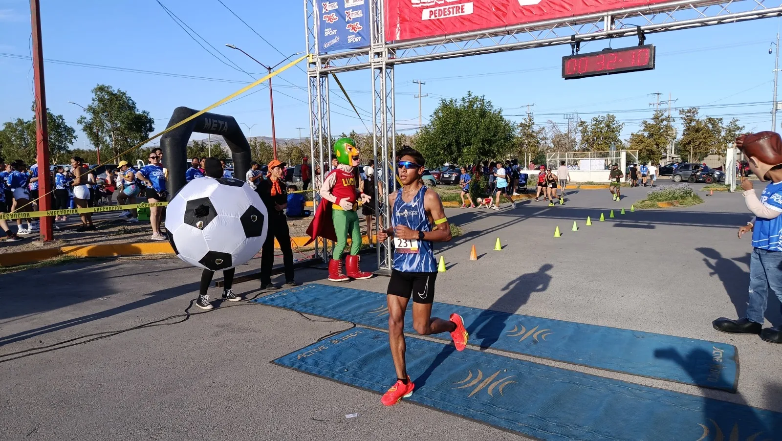 Más de 3,500 corredores participan en la cuarta etapa del Circuito Atlético Pedestre en Ciudad Juárez - imagen 4