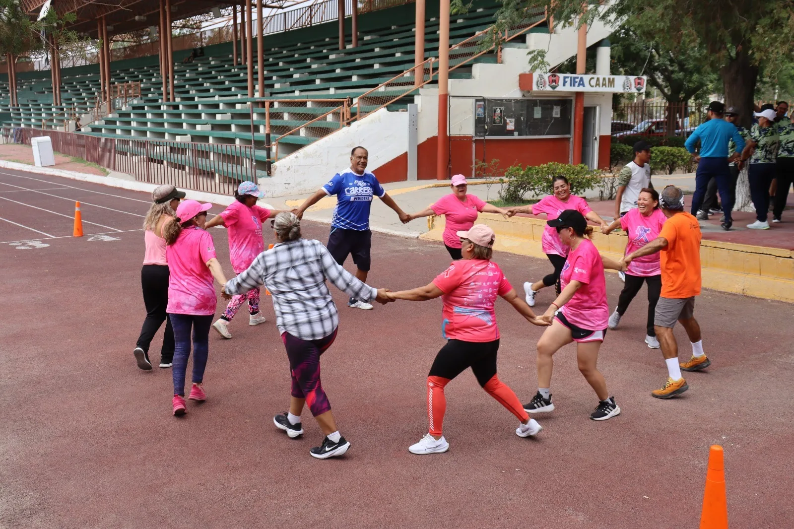 Sesiones de activación física para adultos mayores en el Estadio Municipal 20 de Noviembre - imagen 4