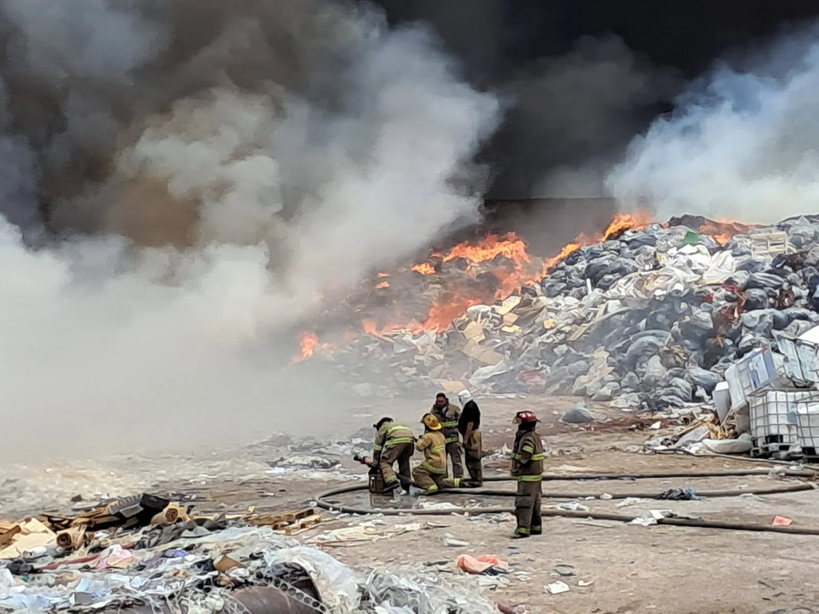 Incendio en recicladora eleva niveles de contaminación y afecta calidad del aire en Ciudad Juárez - imagen 1