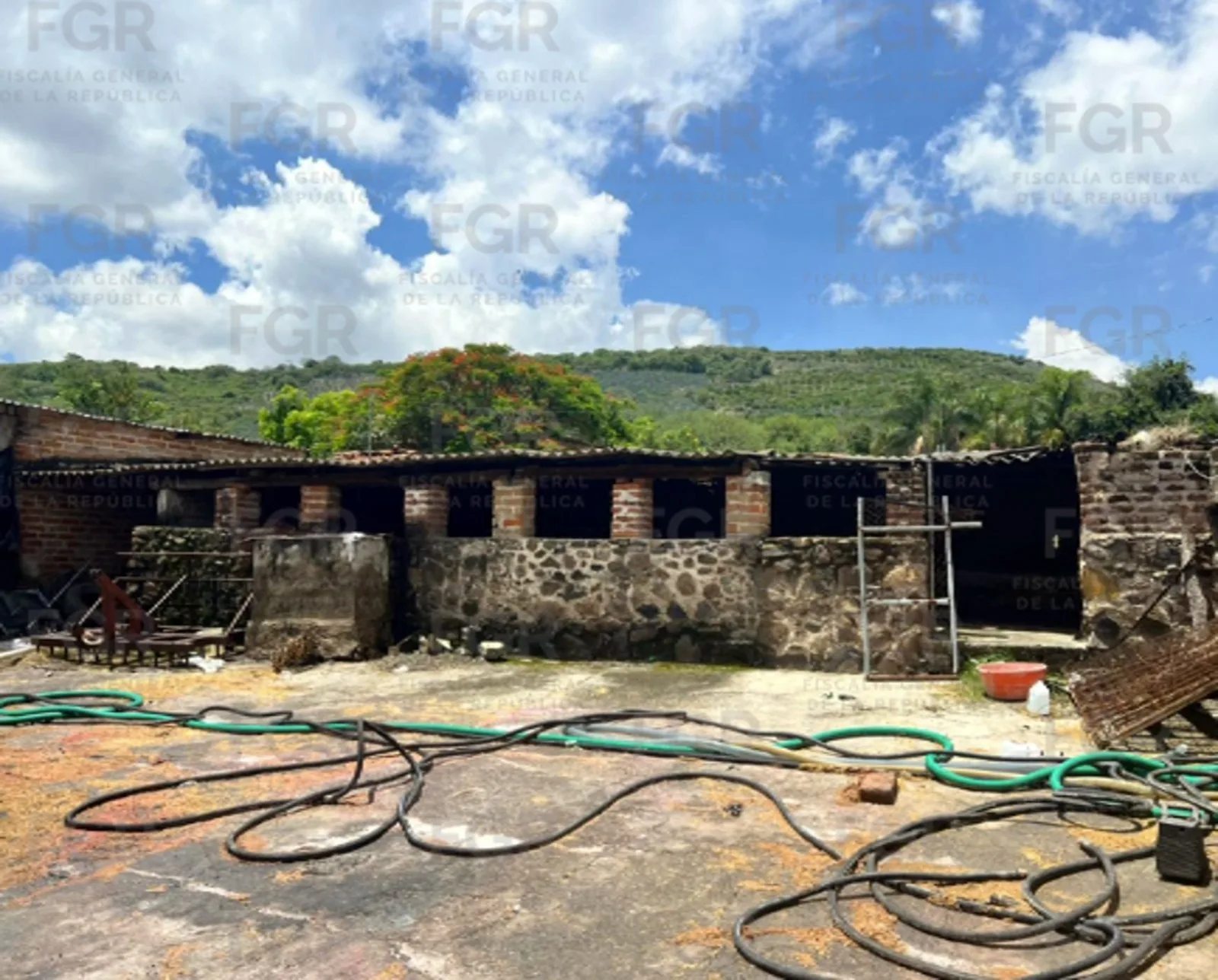 FGR asegura casi 18 mil litros de hidrocarburo en cateo en Atotonilco el Alto, Jalisco - imagen 4