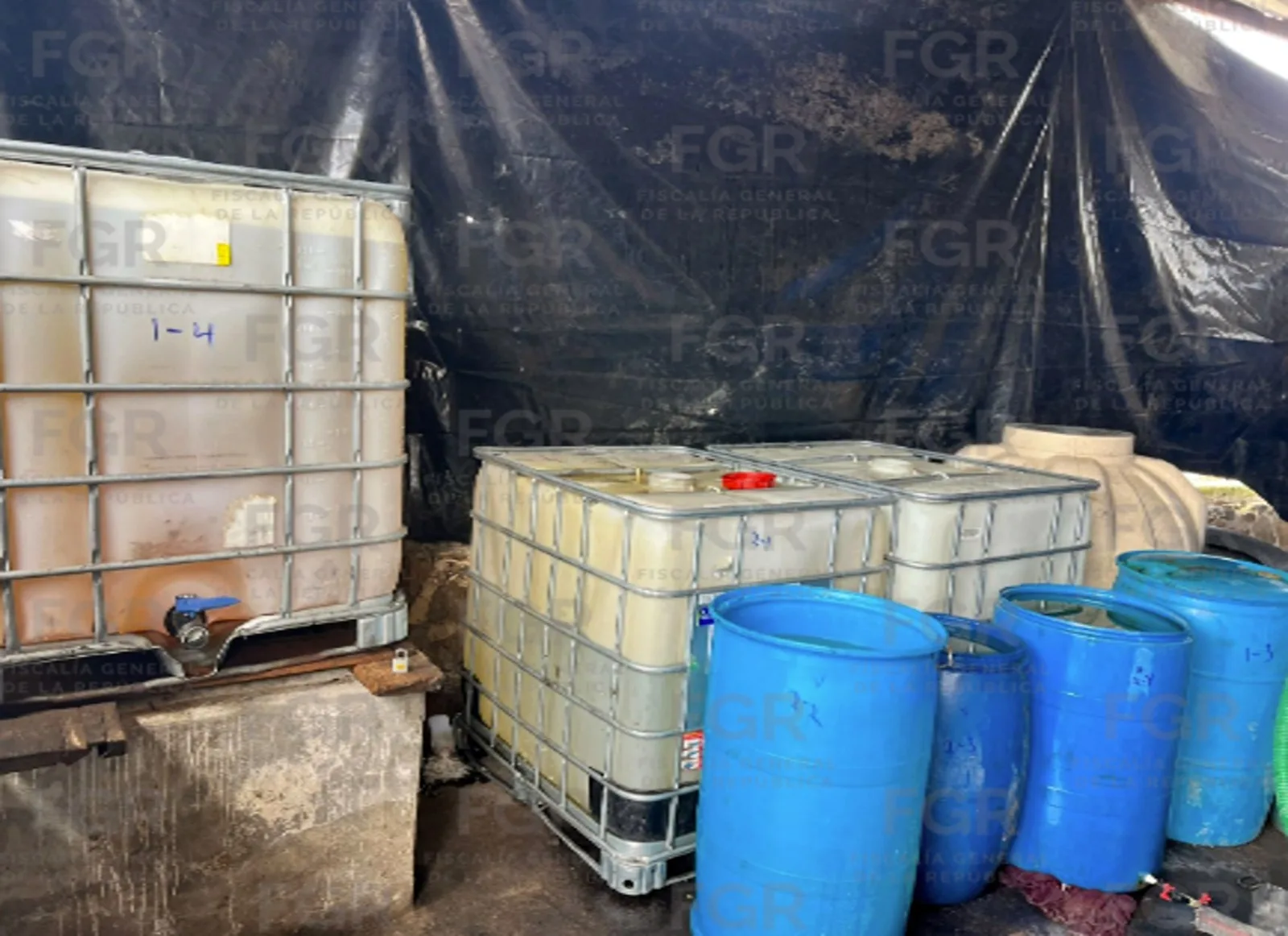 FGR asegura casi 18 mil litros de hidrocarburo en cateo en Atotonilco el Alto, Jalisco - imagen 10