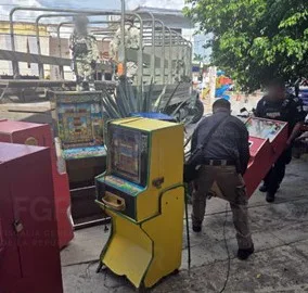 FGR asegura 12 máquinas tragamonedas en cateo en Cerro Azul, Veracruz - imagen 2