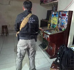 FGR asegura 12 máquinas tragamonedas en cateo en Cerro Azul, Veracruz - imagen 6