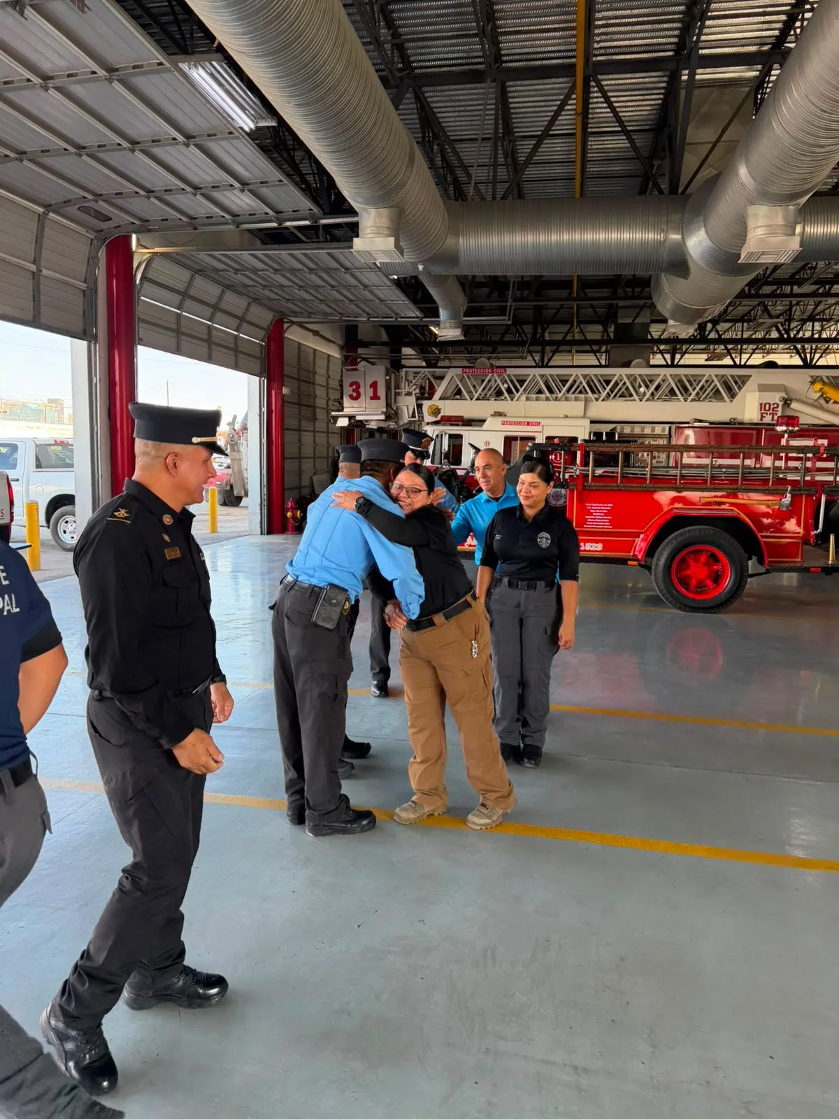 Bomberos de Ciudad Juárez despiden al Teniente Enoc García Solís tras 26 años de servicio - imagen 1