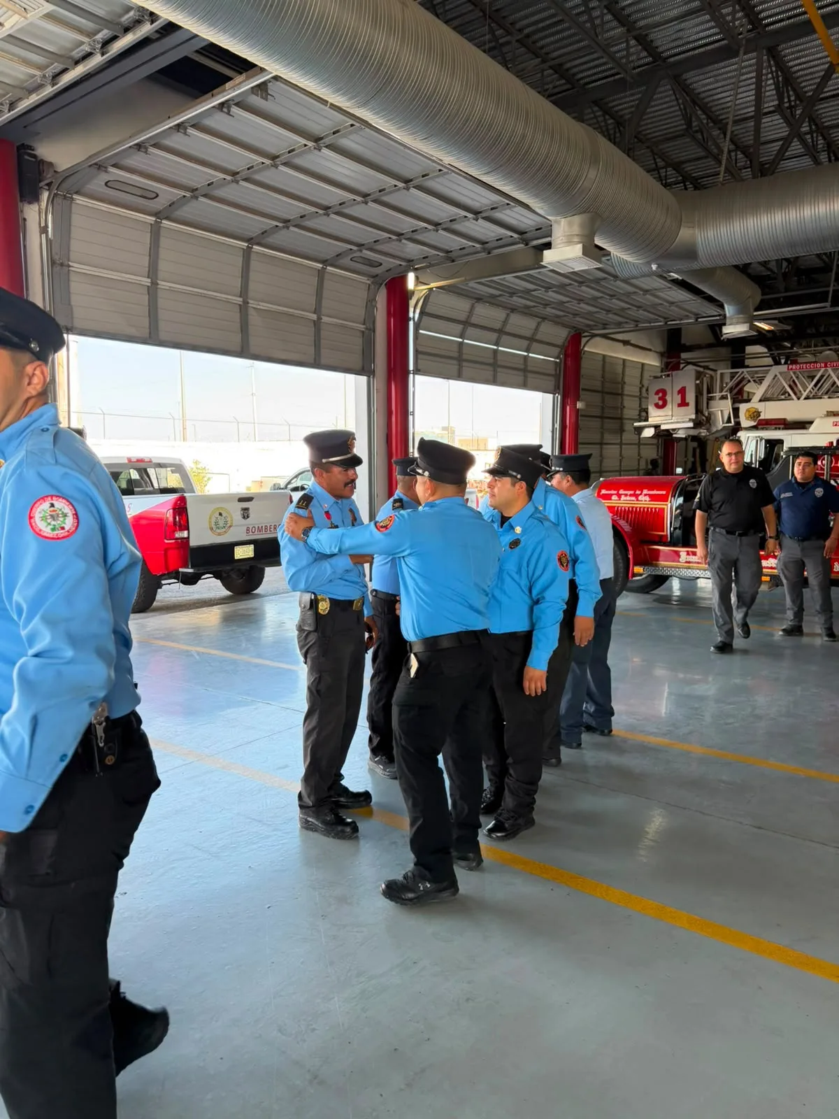 Bomberos de Ciudad Juárez despiden al Teniente Enoc García Solís tras 26 años de servicio - imagen 3