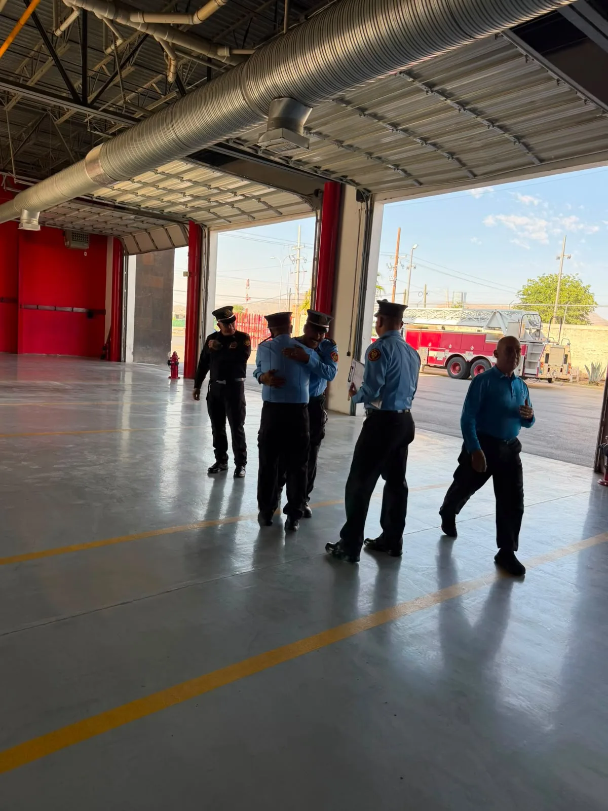 Bomberos de Ciudad Juárez despiden al Teniente Enoc García Solís tras 26 años de servicio - imagen 5