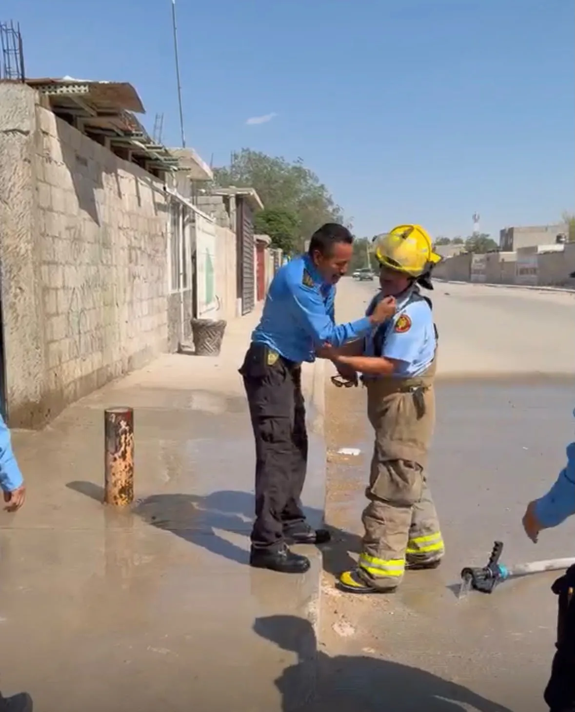 Bomberos de Ciudad Juárez despiden al Teniente Enoc García Solís tras 26 años de servicio - imagen 8