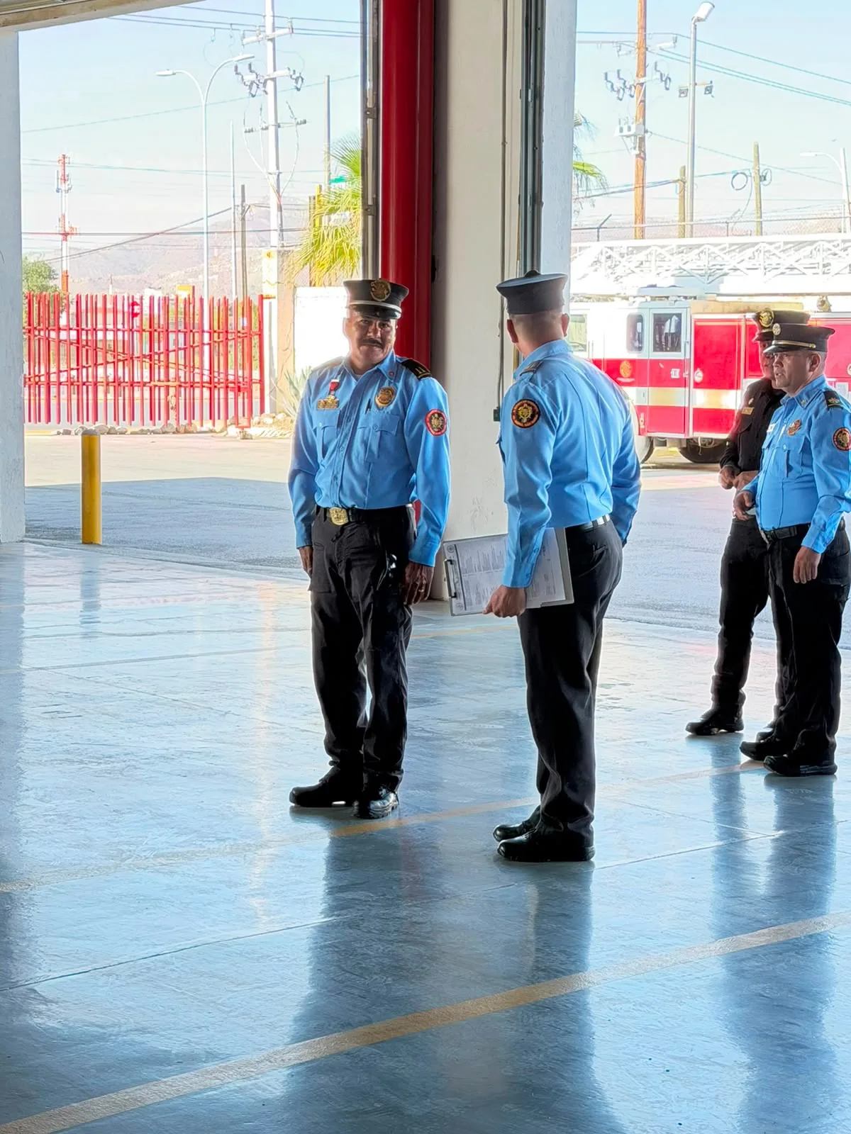 Bomberos de Ciudad Juárez despiden al Teniente Enoc García Solís tras 26 años de servicio - imagen 9