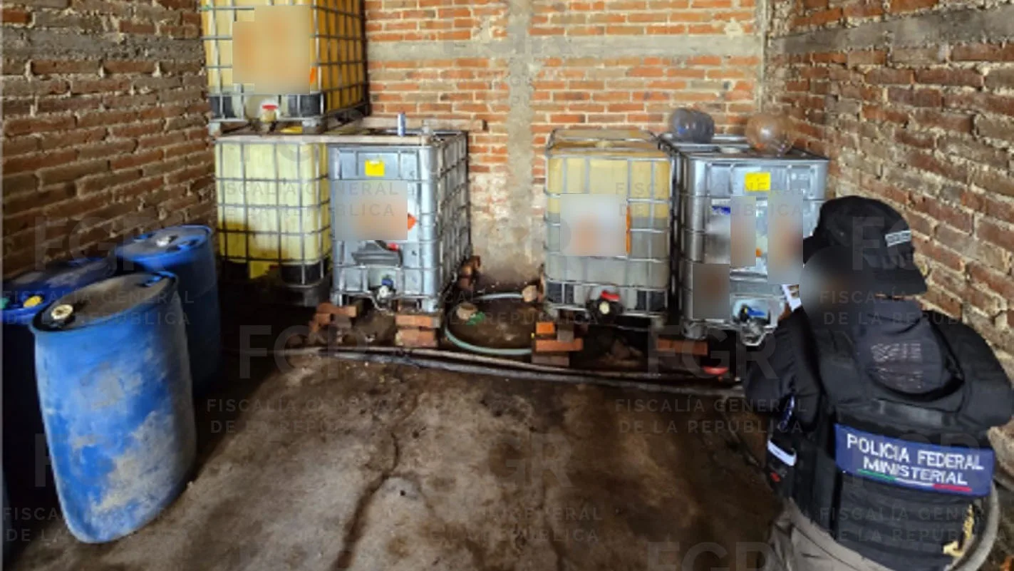 FGR asegura más de 2,3 mil litros de hidrocarburo en cateo en Tototlán, Jalisco - imagen 2