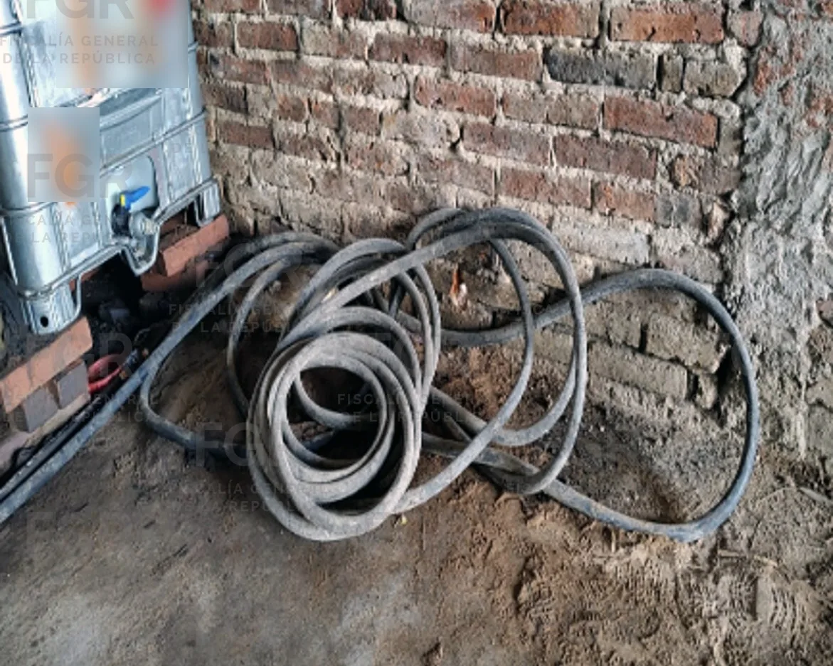 FGR asegura más de 2,3 mil litros de hidrocarburo en cateo en Tototlán, Jalisco - imagen 4
