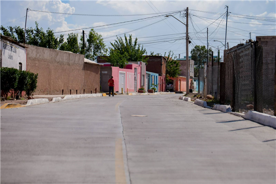 Pavimentan calles en colonia Nuevo Triunfo para mejorar movilidad y seguridad en Chihuahua - imagen 1