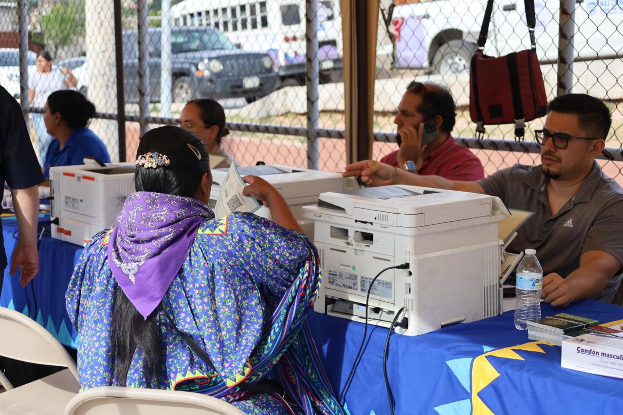 Gobierno de Chihuahua lleva apoyos y servicios a familias del Cerro de la Cruz con "Juntos por Nuestra Identidad" - imagen 3