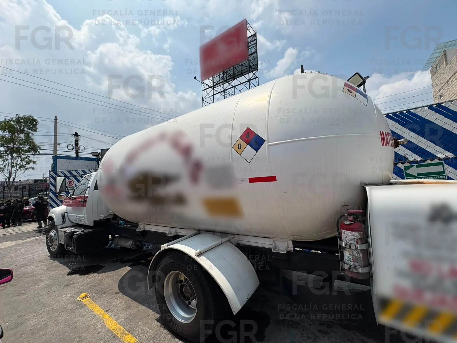 FGR asegura más de 12 mil litros de hidrocarburo y 189 tanques de gas en Ecatepec - imagen 4