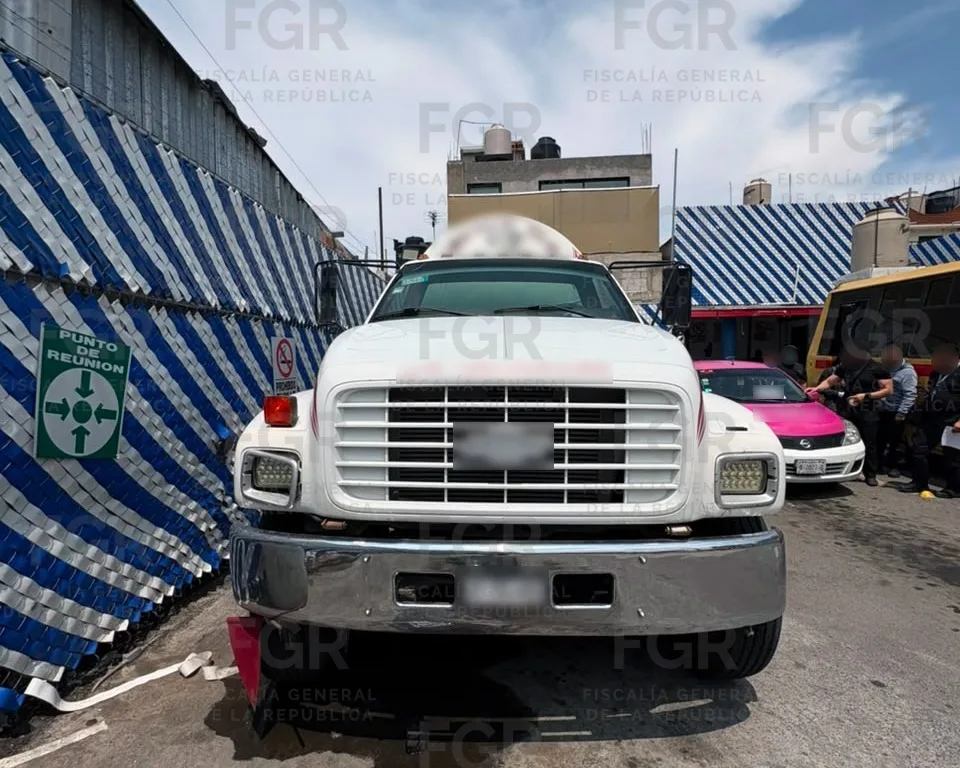 FGR asegura más de 12 mil litros de hidrocarburo y 189 tanques de gas en Ecatepec - imagen 10