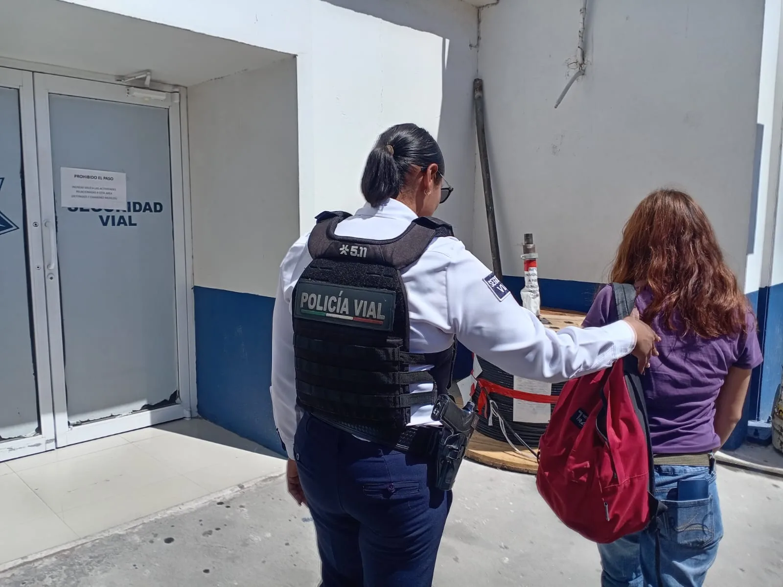 Agentes de Seguridad Vial evitan suicidio de mujer en puente peatonal de Heroico Colegio Militar en Ciudad Juárez - imagen 1