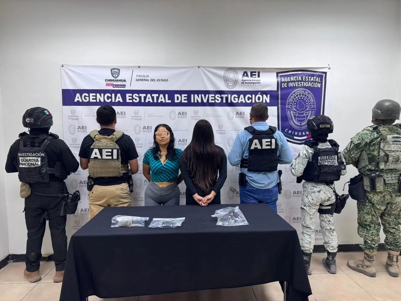 Detienen en Ciudad Juárez a dos mujeres por posesión de arma y droga en cateo en Rancho Anapra