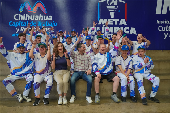 Equipo de béisbol “Campeones de Centauros” recibe uniformes para torneo en Tijuana