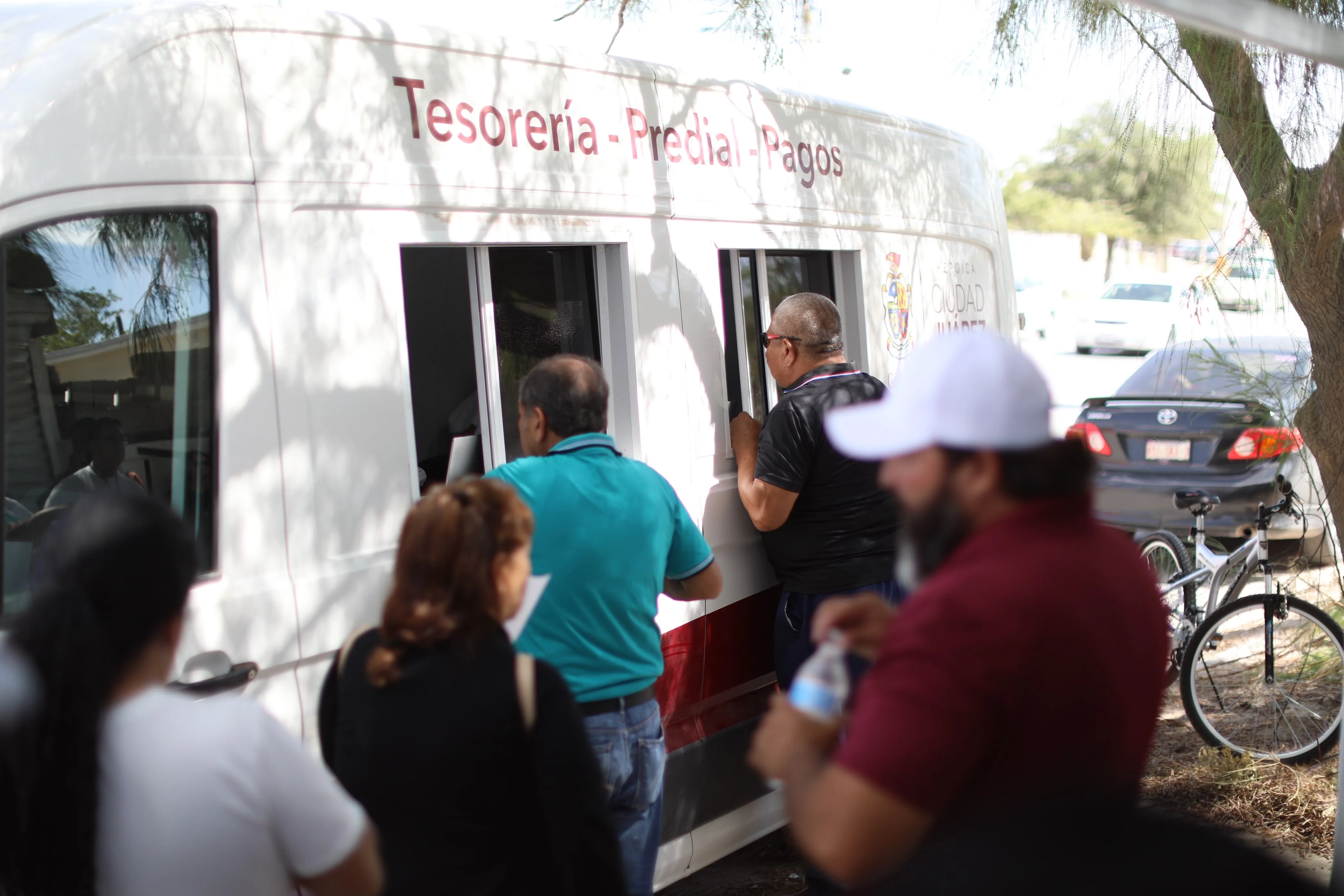 Tesorería Móvil atiende a decenas de ciudadanos en Urbi Villa del Prado con descuentos y trámites municipales - imagen 5