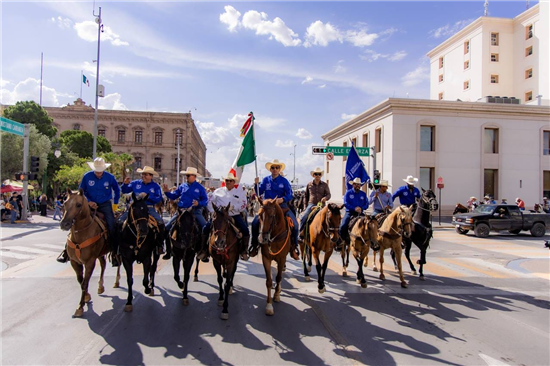 Alcalde Marco Bonilla acompaña a jinetes en último tramo de la Cabalgata Villista en Chihuahua - imagen 4