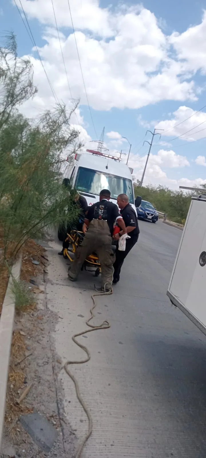 Rescatan a persona lesionada en canal pluvial de la colonia 12 de Julio en Ciudad Juárez - imagen 2