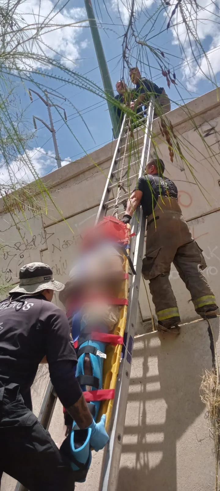 Rescatan a persona lesionada en canal pluvial de la colonia 12 de Julio en Ciudad Juárez - imagen 3