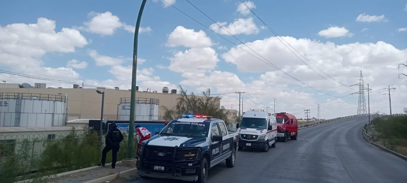 Rescatan a persona lesionada en canal pluvial de la colonia 12 de Julio en Ciudad Juárez - imagen 1