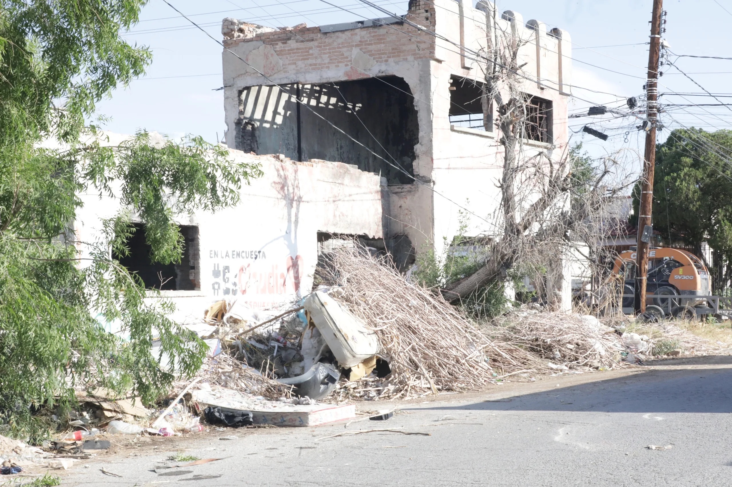 Demuelen finca abandonada en El Barreal y anuncian sanciones para propietarios incumplidos - imagen 5