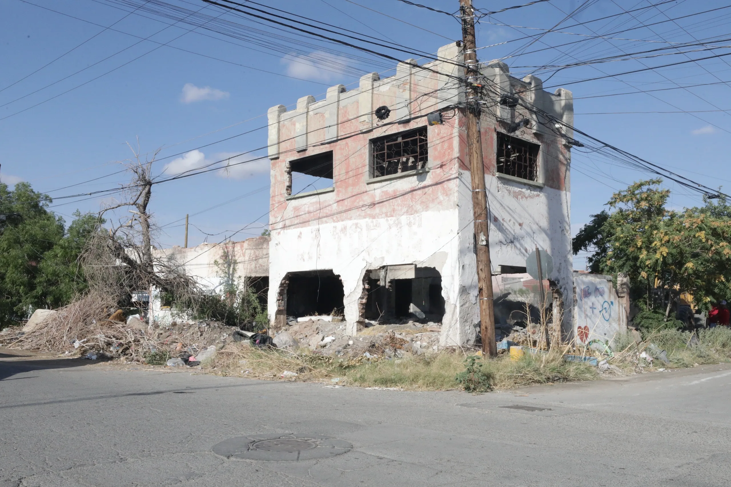 Demuelen finca abandonada en El Barreal y anuncian sanciones para propietarios incumplidos - imagen 6