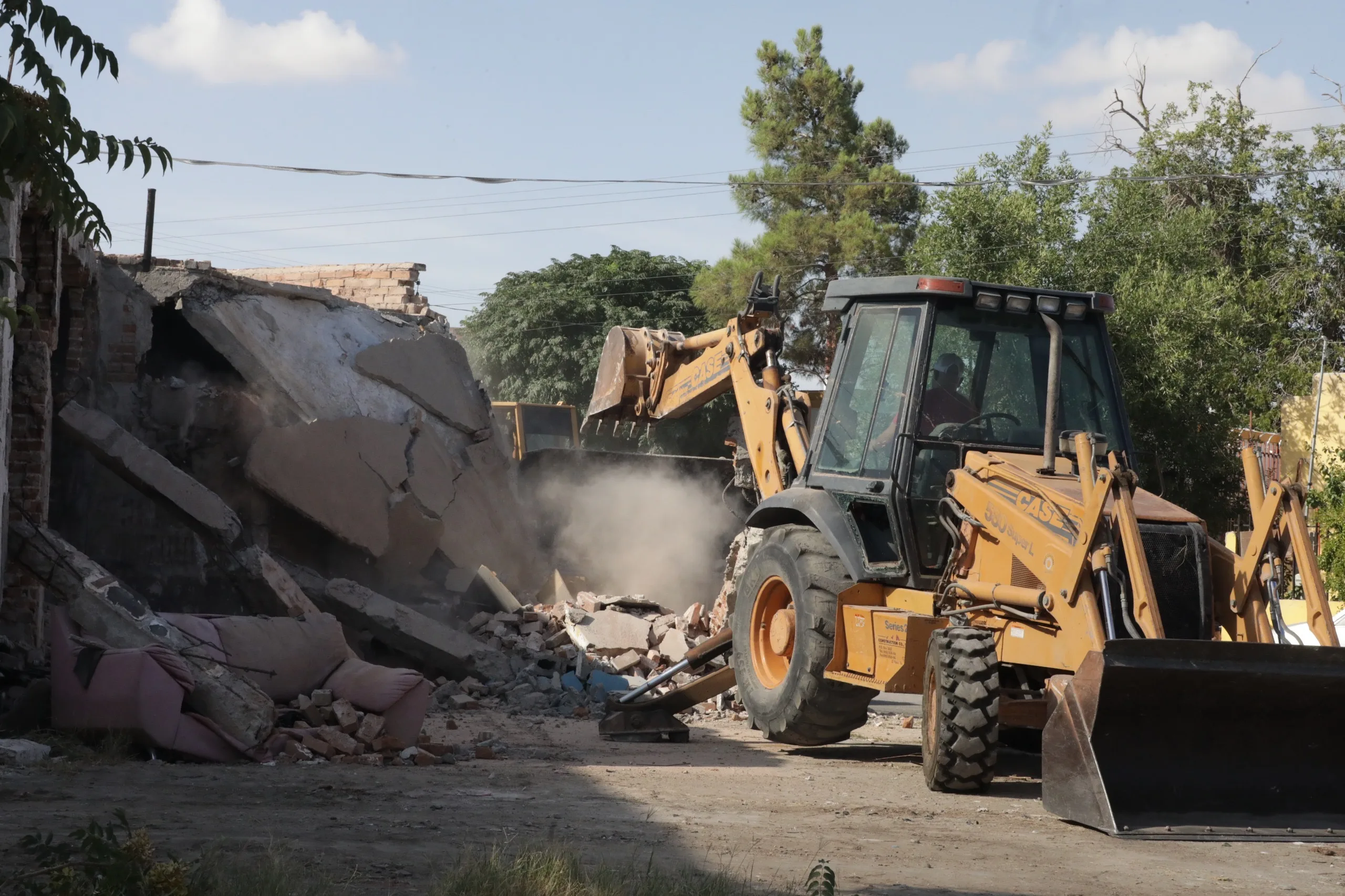 Demuelen finca abandonada en El Barreal y anuncian sanciones para propietarios incumplidos - imagen 9