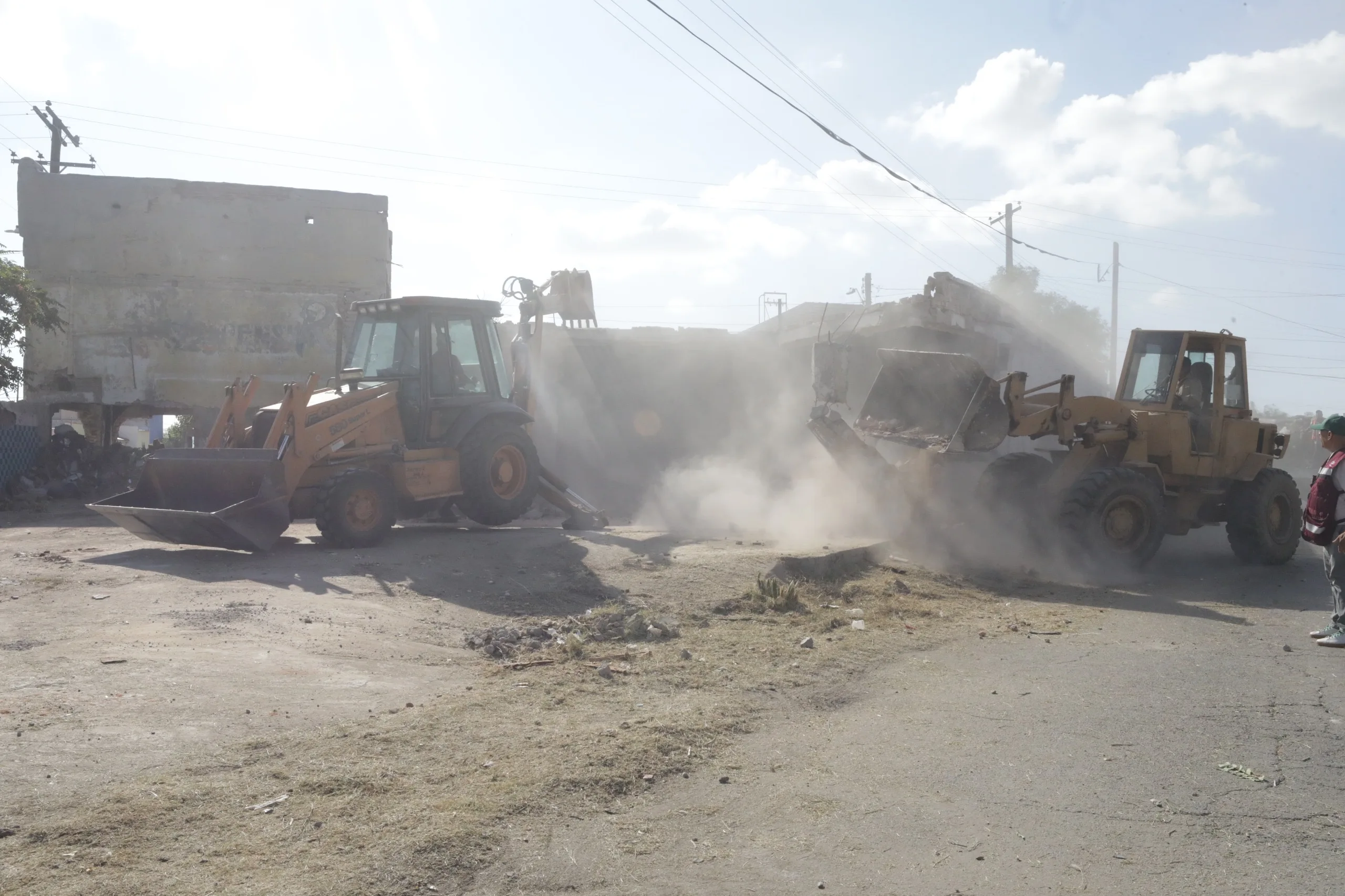 Demuelen finca abandonada en El Barreal y anuncian sanciones para propietarios incumplidos - imagen 10