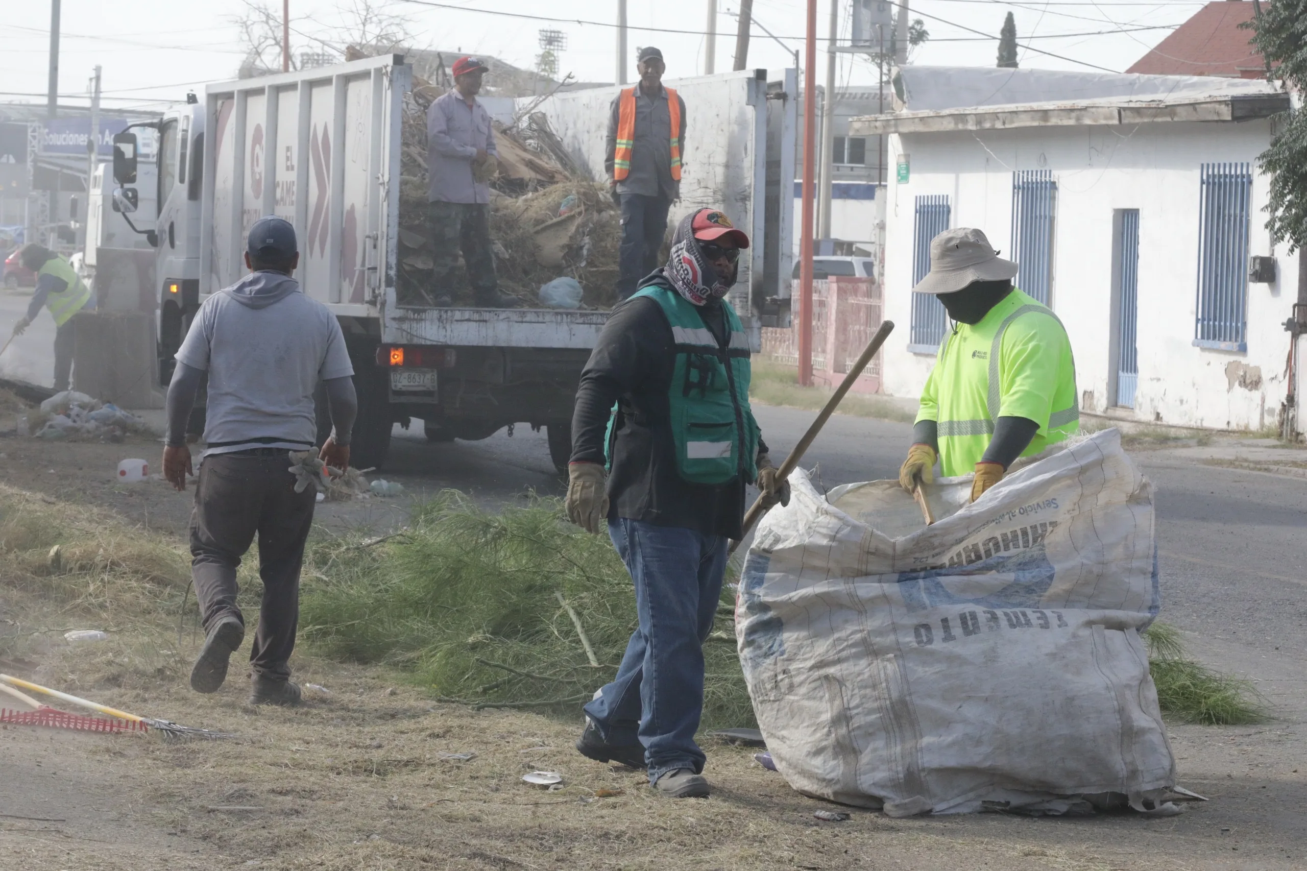 Demuelen finca abandonada en El Barreal y anuncian sanciones para propietarios incumplidos - imagen 14