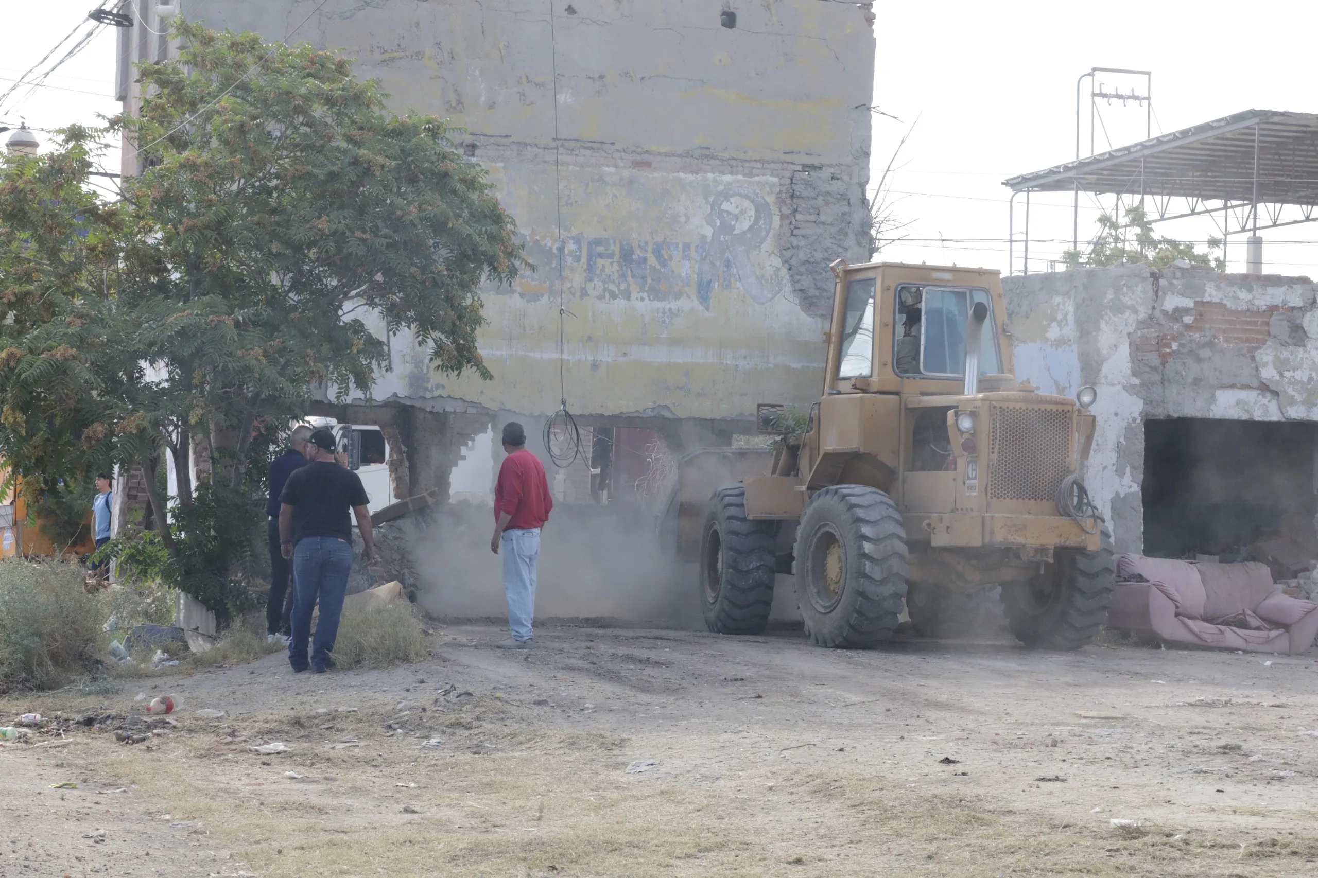 Demuelen finca abandonada en El Barreal y anuncian sanciones para propietarios incumplidos - imagen 15