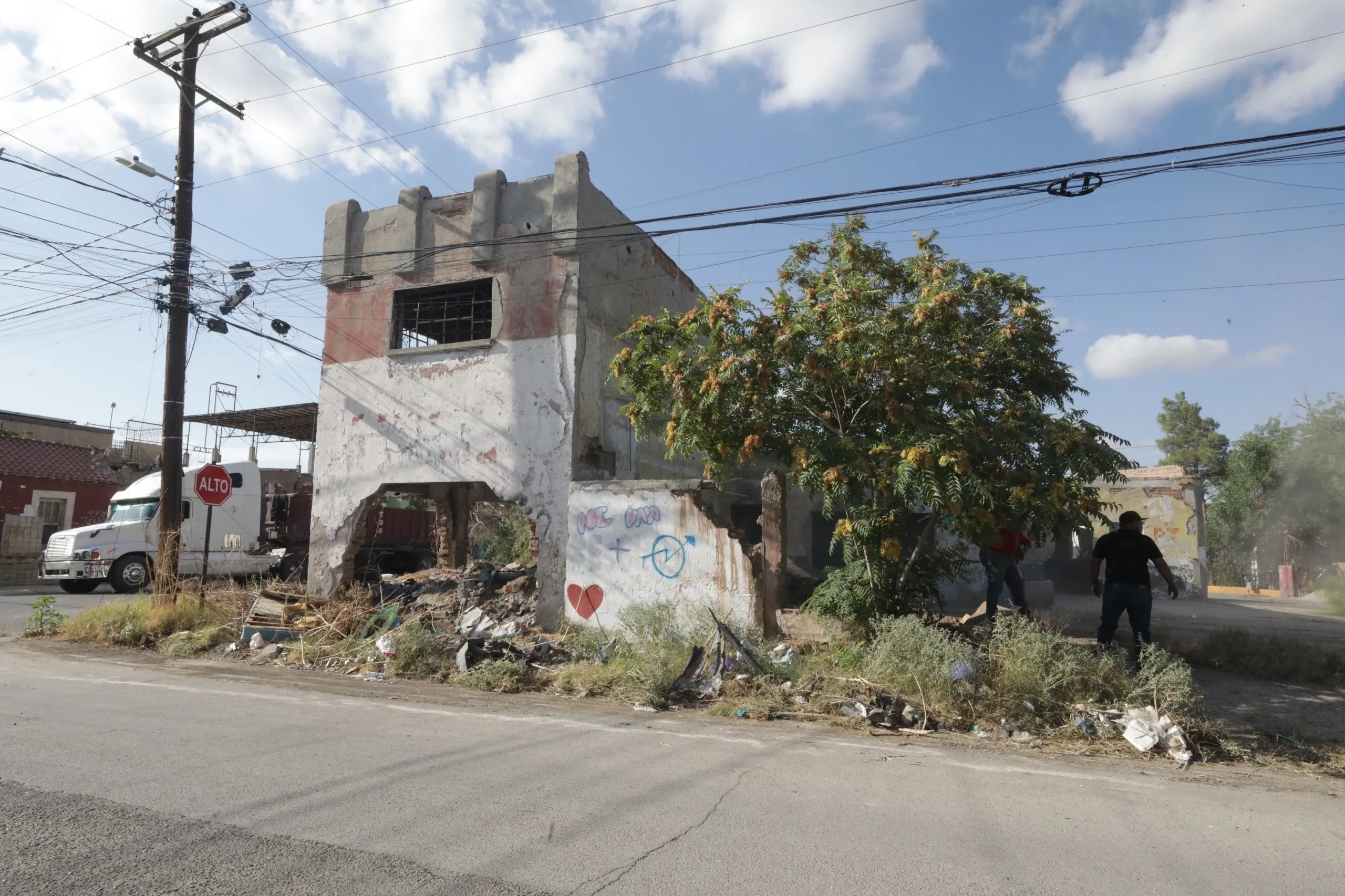 Demuelen finca abandonada en El Barreal y anuncian sanciones para propietarios incumplidos - imagen 16