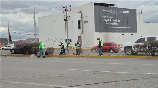 Municipio de Chihuahua intensifica retiro de maleza en vialidades del norte tras lluvias - imagen 3