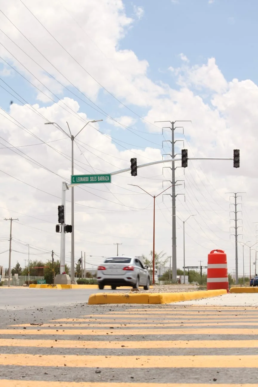 Nuevos semáforos comienzan a operar en el cruce de bulevar Independencia y calle Leonardo Solís Barraza - imagen 2